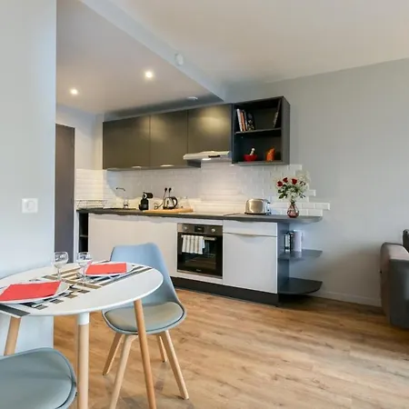 Nicely Decorated Modern Studio Near The Eiffel Tower - - Welkeys * Paříž