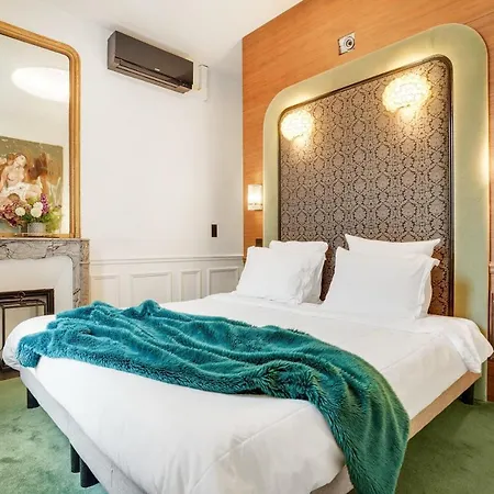 Apartment Magnificent Luxury Penthouse In A Prestigious Neighborhood Of With A Eiffel Tower View From Balcony Short Walk To Palais Galliera And Avenue Montaigne Fashion Stores