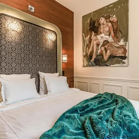 Magnificent Luxury Penthouse In A Prestigious Neighborhood Of With A Eiffel Tower View From Balcony Short Walk To Palais Galliera And Avenue Montaigne Fashion Stores *