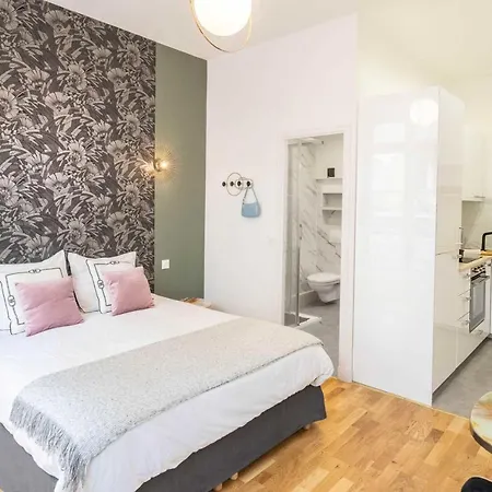Charming In The Heart Of Belleville