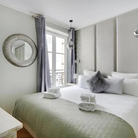 Pick A Flat's In Montmartre - Rue Lepic