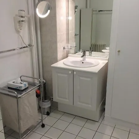 The Atrium Minutes Walk Victor Hugo Eiffel Tower Arc Du Triumph Et Champs Elysee Luxury 62 Renovated Videosurveillance Master Bedroom Living Area Dinning Bathroom Separated Toilet Spacious Sleeps Six Design Functional Furniture Equipment