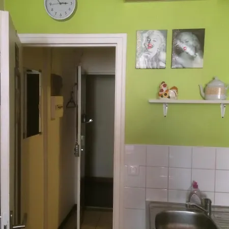 Appartement Pigalle Montmartre De 25 M2 - 2 Minutes De La Station Metro Pigalle - 2 Lits Simples Type Gigogne Pour 2 Personnes - Quartier Hypertouristique - Cabaret Moulin Rouge A 200 M, Cafe Aux Noctambules ,cabaret Chez Michou-restaurants-saunas Parijs