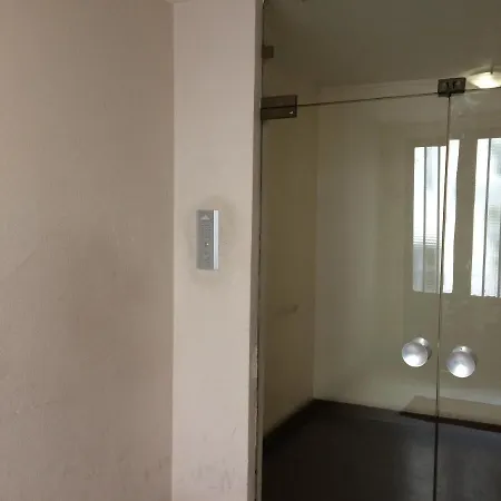 Pigalle Montmartre De 25 M2 - 2 Minutes De La Station Metro Pigalle - 2 Lits Simples Type Gigogne Pour 2 Personnes - Quartier Hypertouristique - Cabaret Moulin Rouge A 200 M, Cafe Aux Noctambules ,cabaret Chez Michou-restaurants-saunas Appartement