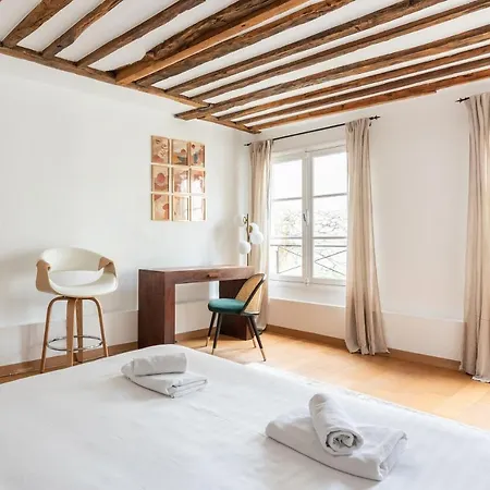 Typical Flat In The Old * Parijs
