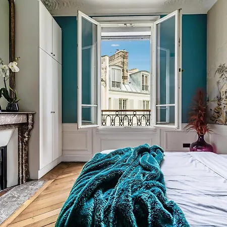 Magnificent Luxury Penthouse In A Prestigious Neighborhood Of With A Eiffel Tower View From Balcony Short Walk To Palais Galliera And Avenue Montaigne Fashion Stores * Paris
