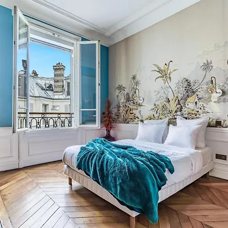 Magnificent Luxury Penthouse In A Prestigious Neighborhood Of With A Eiffel Tower View From Balcony Short Walk To Palais Galliera And Avenue Montaigne Fashion Stores *