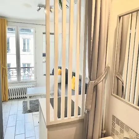 Appartement Tiny Studio - 12 M2 - Quartier Saint-ambroise - 5eme Etage Sans Ascenseur *