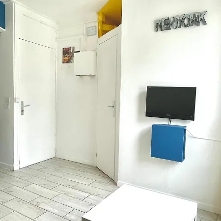 Appartement Tiny Studio - 12 M2 - Quartier Saint-ambroise - 5eme Etage Sans Ascenseur