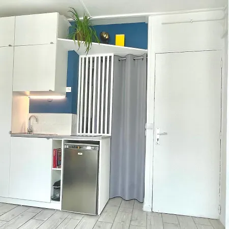 Tiny Studio - 12 M2 - Quartier Saint-ambroise - 5eme Etage Sans Ascenseur *