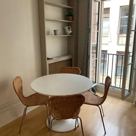 A Deux Pas Du Pantheon Avec Balcon