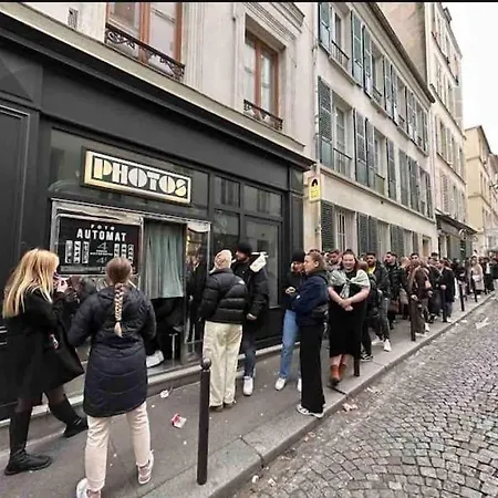 Amelie Poulain In Heart Of Montmartre París