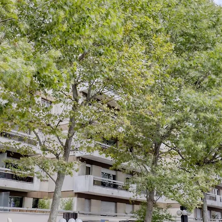 Stylish & New 1 Bdr Flat With A/c-trendy 11 Apartman