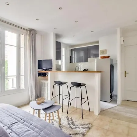 Flat Near Porte Clignancourt Metro Station * パリ