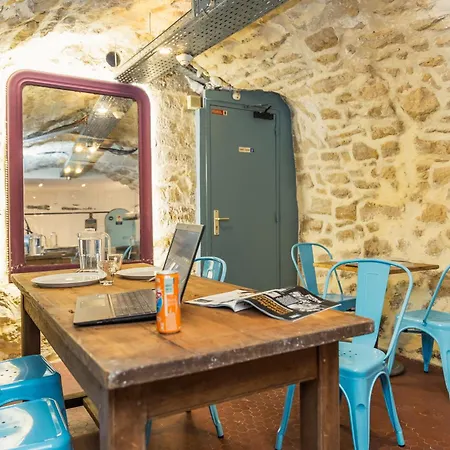 Young And Happy Latin Quarter By Hiphophostels Hostel