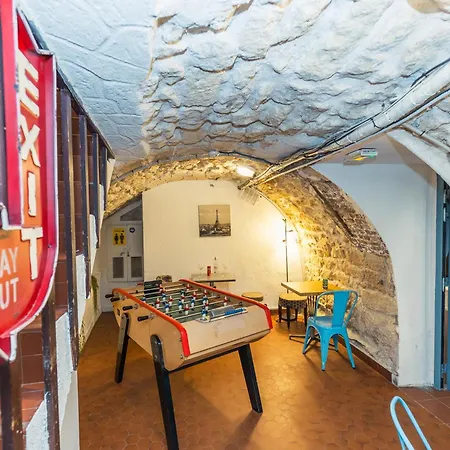 Young And Happy Latin Quarter By Hiphophostels Hostel