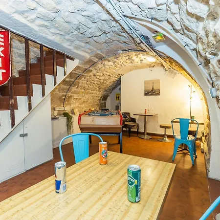 Young And Happy Latin Quarter By Hiphophostels Hostel