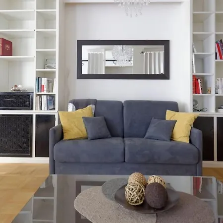 16 -near Champs-elysees 75m2 * Paris