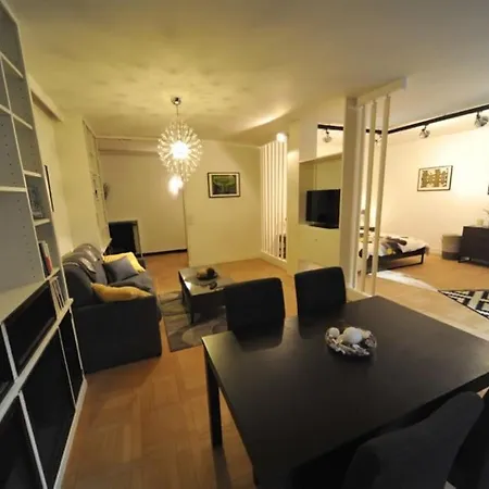 16 -near Champs-elysees 75m2 Paris