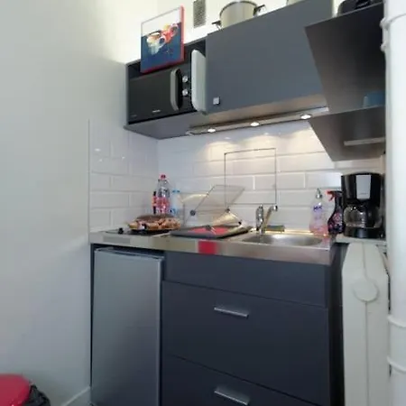 16 -near Champs-elysees 75m2 Apartment
