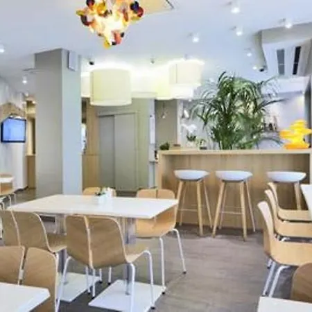 Kyriad 18 - Porte De Clignancourt - Montmartre Hotel