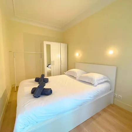 Lit Double Et Salon Avec Canape-lit A 10 Minutes Des Champs Elysees Homestay *