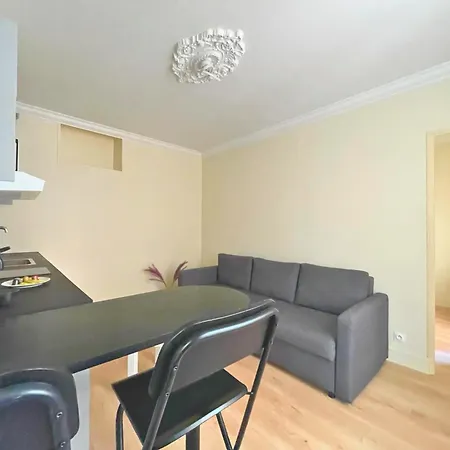 Homestay Lit Double Et Salon Avec Canape-lit A 10 Minutes Des Champs Elysees Paris