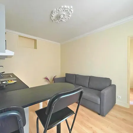 Lit Double Et Salon Avec Canape-lit A 10 Minutes Des Champs Elysees Homestay Paris