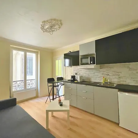 Lit Double Et Salon Avec Canape-lit A 10 Minutes Des Champs Elysees Homestay *