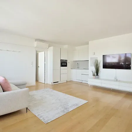 Magical Modern Eiffel Tower, The Million Dollar View Apartment *