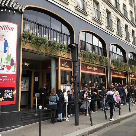 Pigalle Montmartre De 25 M2 - 2 Minutes De La Station Metro Pigalle - 2 Lits Simples Type Gigogne Pour 2 Personnes - Quartier Hypertouristique - Cabaret Moulin Rouge A 200 M, Cafe Aux Noctambules ,cabaret Chez Michou-restaurants-saunas Parijs