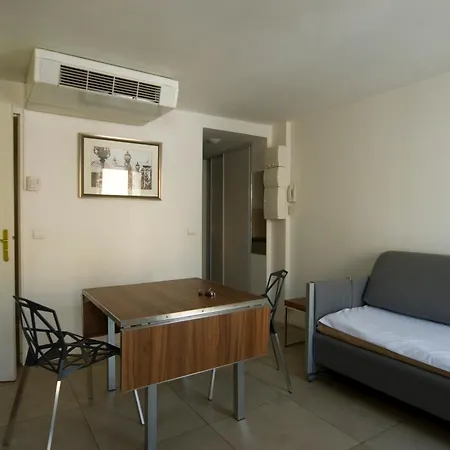 Inter-residences Aupres Multiresidence De L'elysee Aparthotel Parigi
