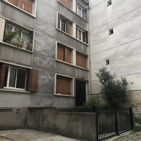 Appartement Pigalle Montmartre De 25 M2 - 2 Minutes De La Station Metro Pigalle - 2 Lits Simples Type Gigogne Pour 2 Personnes - Quartier Hypertouristique - Cabaret Moulin Rouge A 200 M, Cafe Aux Noctambules ,cabaret Chez Michou-restaurants-saunas