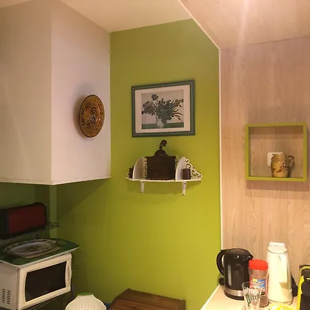 Pigalle Montmartre De 25 M2 - 2 Minutes De La Station Metro Pigalle - 2 Lits Simples Type Gigogne Pour 2 Personnes - Quartier Hypertouristique - Cabaret Moulin Rouge A 200 M, Cafe Aux Noctambules ,cabaret Chez Michou-restaurants-saunas Appartement Parijs