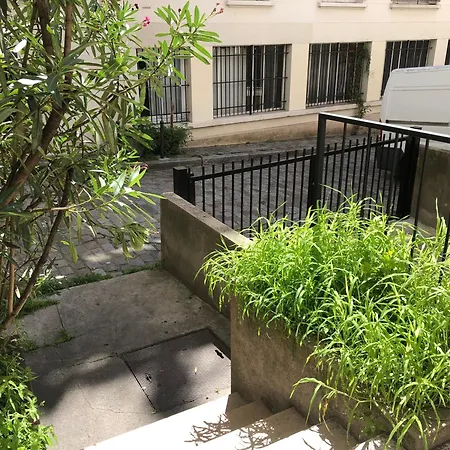 Pigalle Montmartre De 25 M2 - 2 Minutes De La Station Metro Pigalle - 2 Lits Simples Type Gigogne Pour 2 Personnes - Quartier Hypertouristique - Cabaret Moulin Rouge A 200 M, Cafe Aux Noctambules ,cabaret Chez Michou-restaurants-saunas Appartement *