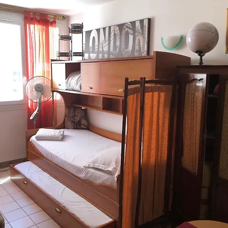 Appartement Pigalle Montmartre De 25 M2 - 2 Minutes De La Station Metro Pigalle - 2 Lits Simples Type Gigogne Pour 2 Personnes - Quartier Hypertouristique - Cabaret Moulin Rouge A 200 M, Cafe Aux Noctambules ,cabaret Chez Michou-restaurants-saunas *