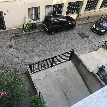 Appartement Pigalle Montmartre De 25 M2 - 2 Minutes De La Station Metro Pigalle - 2 Lits Simples Type Gigogne Pour 2 Personnes - Quartier Hypertouristique - Cabaret Moulin Rouge A 200 M, Cafe Aux Noctambules ,cabaret Chez Michou-restaurants-saunas Parijs