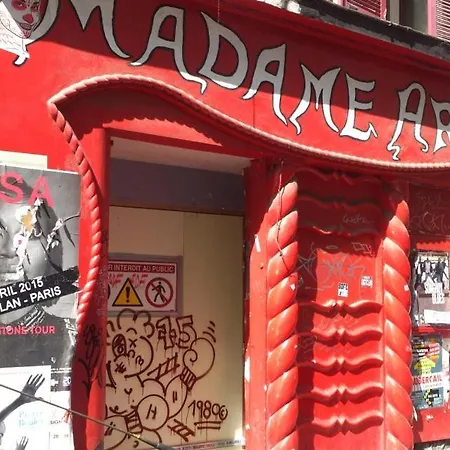 Pigalle Montmartre De 25 M2 - 2 Minutes De La Station Metro Pigalle - 2 Lits Simples Type Gigogne Pour 2 Personnes - Quartier Hypertouristique - Cabaret Moulin Rouge A 200 M, Cafe Aux Noctambules ,cabaret Chez Michou-restaurants-saunas Appartement *