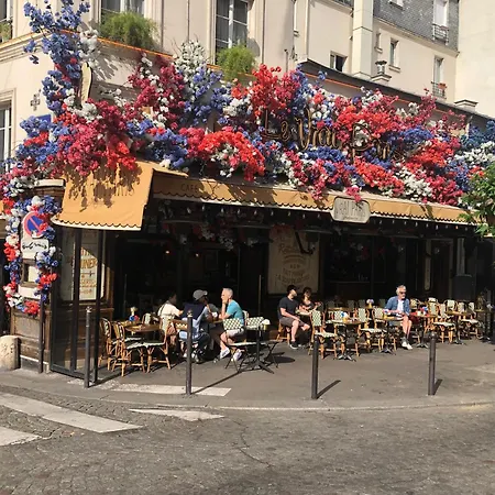 Appartement Pigalle Montmartre De 25 M2 - 2 Minutes De La Station Metro Pigalle - 2 Lits Simples Type Gigogne Pour 2 Personnes - Quartier Hypertouristique - Cabaret Moulin Rouge A 200 M, Cafe Aux Noctambules ,cabaret Chez Michou-restaurants-saunas Parijs