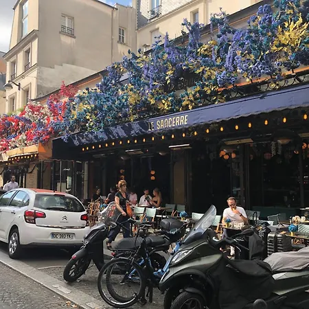 Appartement Pigalle Montmartre De 25 M2 - 2 Minutes De La Station Metro Pigalle - 2 Lits Simples Type Gigogne Pour 2 Personnes - Quartier Hypertouristique - Cabaret Moulin Rouge A 200 M, Cafe Aux Noctambules ,cabaret Chez Michou-restaurants-saunas