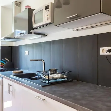 Apartment 2 Bedrm Flat - Downtown - Near Commodities *