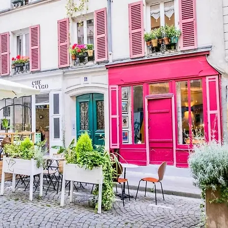 Amelie Poulain In Heart Of Montmartre