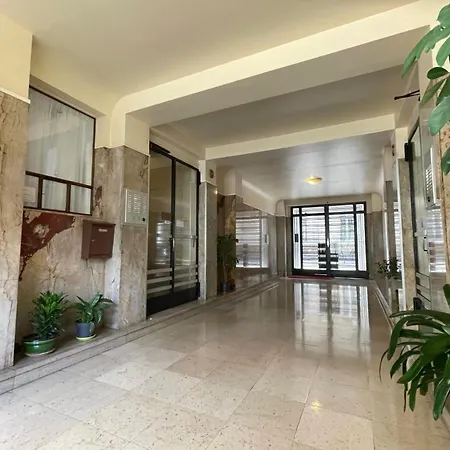 Spacious Family Nest Facing Square Des Epinette شقة باريس