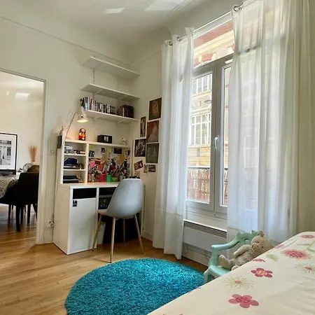 شقة Spacious Family Nest Facing Square Des Epinette *