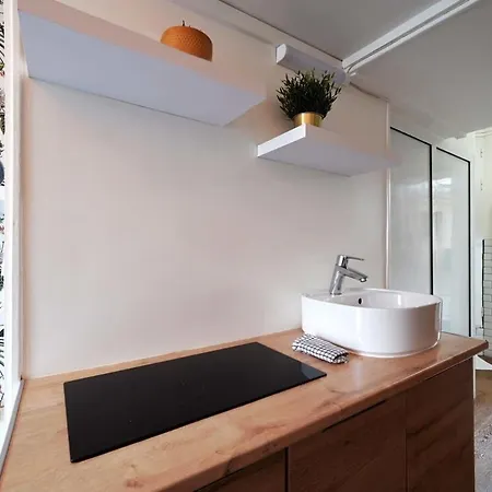 Updated In The Heart Of The Bustling Le Marais District 아파트