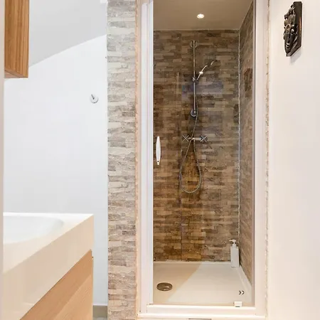 Avenue De Mars 2br