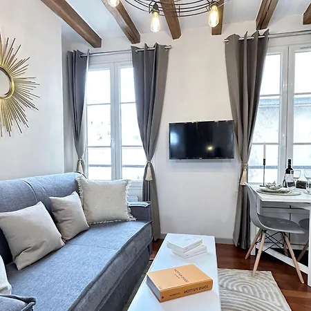 1579 - Eiffel Tower Gem, Stylish & Unique Apartment