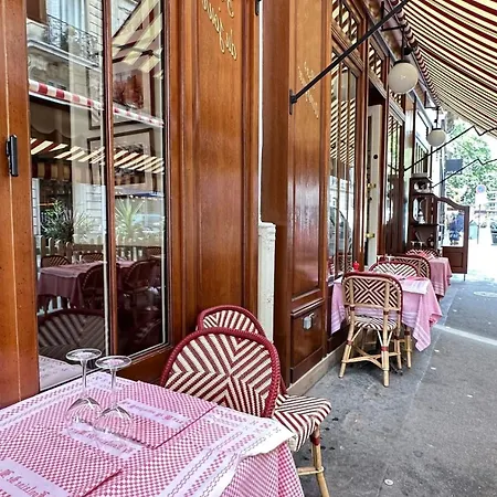 1579 - Eiffel Tower Gem, Stylish & Unique Apartment *