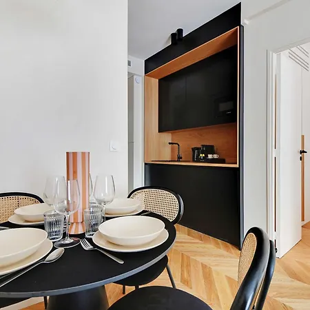 Parisian With Air Conditioning Eiffel Tower Apartment Paris