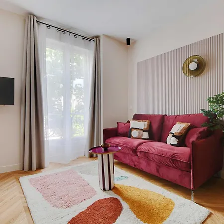 Parisian With Air Conditioning Eiffel Tower Apartment